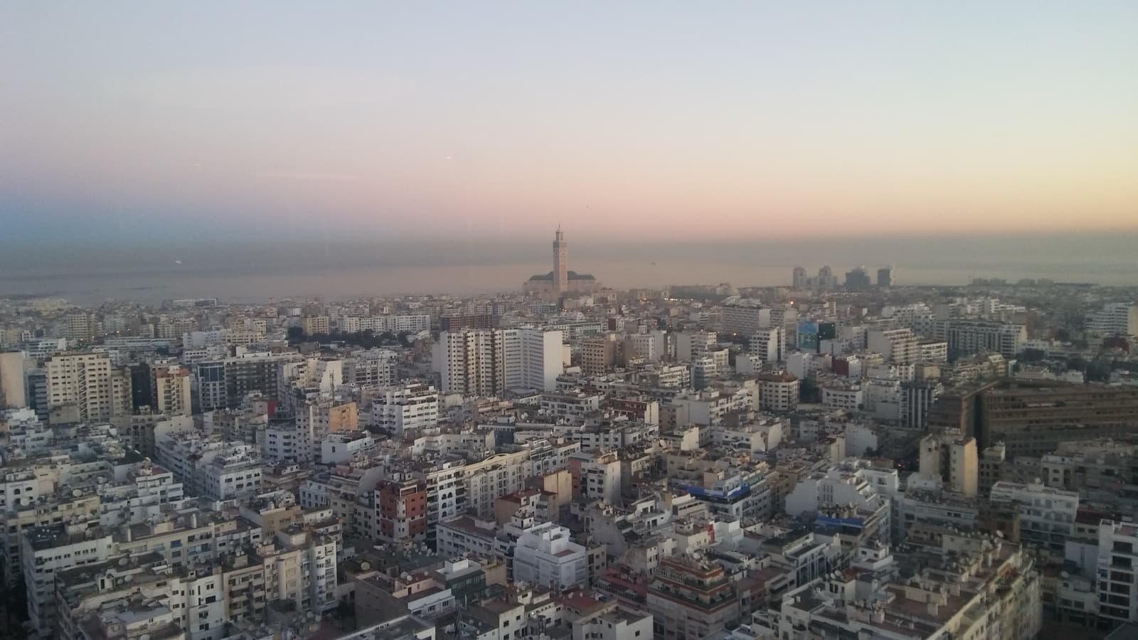 Une mosquée marocaine en silhouette face à une aube estivale éclatante