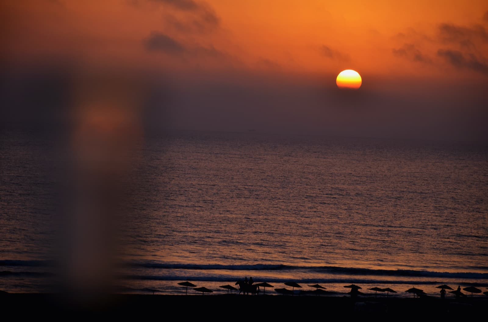غروبٌ صيفيٌّ على ساحل الأطلسي قرب الصويرة، المغرب