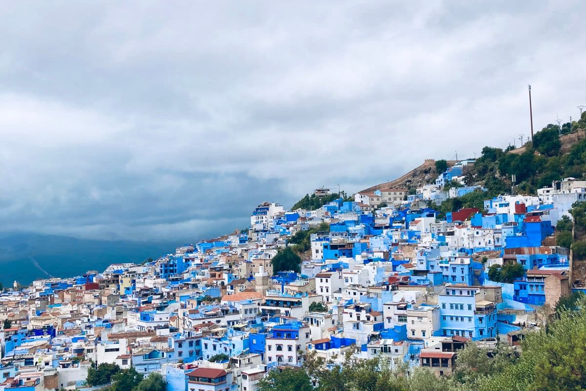 Vue panoramique de Chefchaouen, la ville bleue nichée dans les montagnes du Rif au Maroc