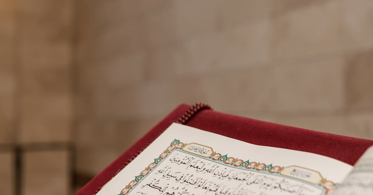 Livre islamique ouvert avec chapelet pour étudier les règles de l'Aïd et d'Achoura