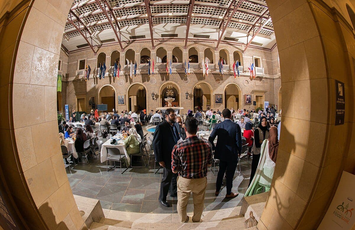 Table d'iftar avec dattes et plats traditionnels